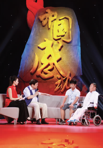 肇恒君（右一）天生殘疾，但是他自兒時(shí)起就有著一個(gè)音樂(lè)夢(mèng)