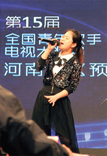 選手們演唱很賣力，要把最好的一面展現(xiàn)給評(píng)委