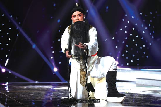 王震在《梨園春》“名師高徒”現(xiàn)場(chǎng) 王震在《梨園春》“名師高徒”現(xiàn)場(chǎng)