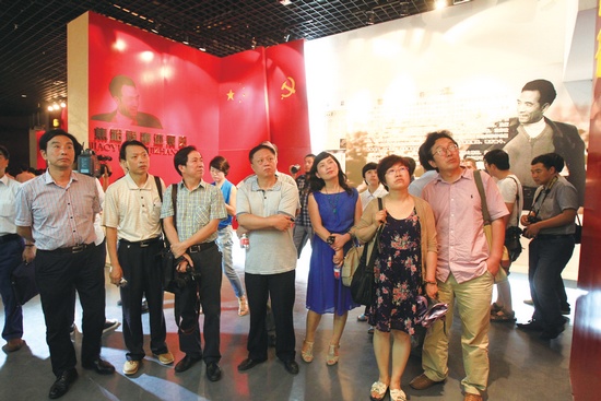 河南電視臺(tái)、河南人民廣播電臺(tái)、河南省詩(shī)歌學(xué)會(huì)的專家、詩(shī)人、記者等數(shù)十人赴蘭考焦裕祿紀(jì)念園采風(fēng)學(xué)習(xí)