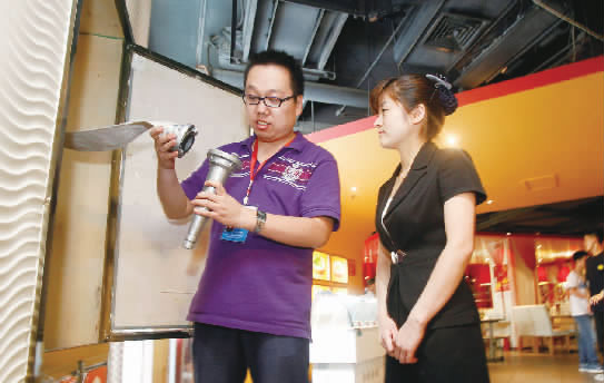 鄭州市經(jīng)八路街道辦事處建文社區(qū)網(wǎng)格負責人王楠(左)在轄區(qū)內(nèi)的飯店檢查消防設施 鄭州市經(jīng)八路街道辦事處建文社區(qū)網(wǎng)格負責人王楠(左)在轄區(qū)內(nèi)的飯店檢查消防設施