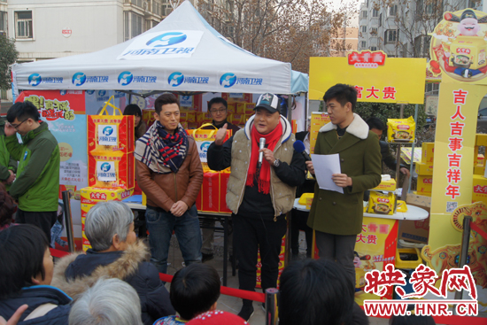 范軍、張竟達在社區(qū)與群眾親切互動