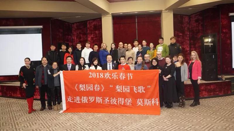 《梨園春》與俄羅斯文化學(xué)者開展座談會(huì)，共同交流中俄藝術(shù)文化的發(fā)展并互贈(zèng)禮物