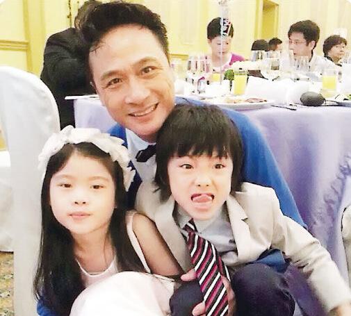 吳鎮(zhèn)宇(微博)曬“龍鳳胎”子女照片 吳鎮(zhèn)宇(微博)曬“龍鳳胎”子女照片