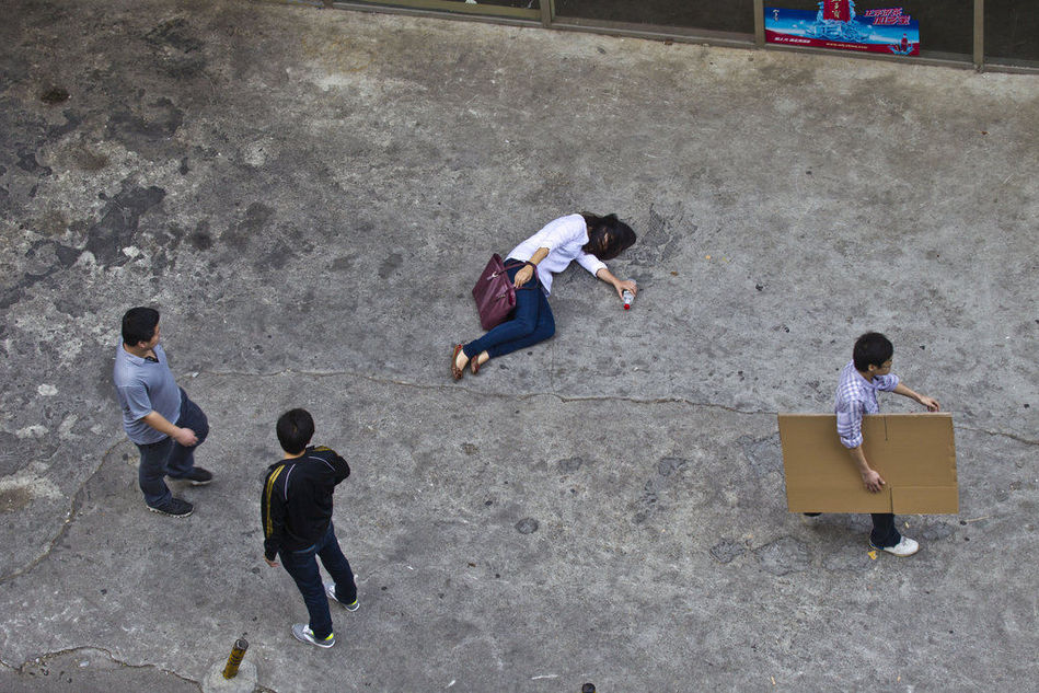 記者“摔倒”測試深圳人“管不管” 記者“摔倒”測試深圳人“管不管”