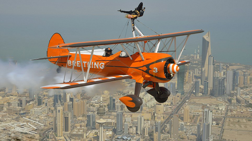 瑞士女子高空秀特技 機(jī)翼上驚險(xiǎn)行走 瑞士女子高空秀特技 機(jī)翼上驚險(xiǎn)行走