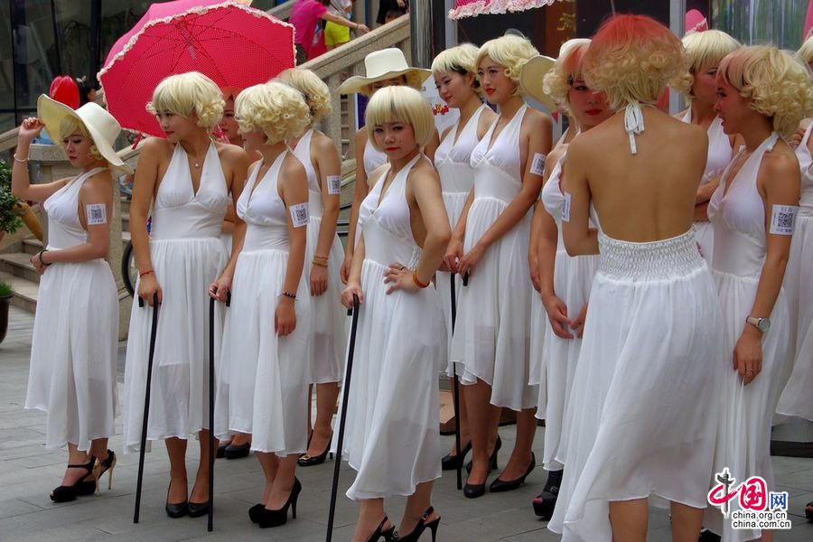 武漢百名“金發(fā)夢(mèng)露”露背大巡游