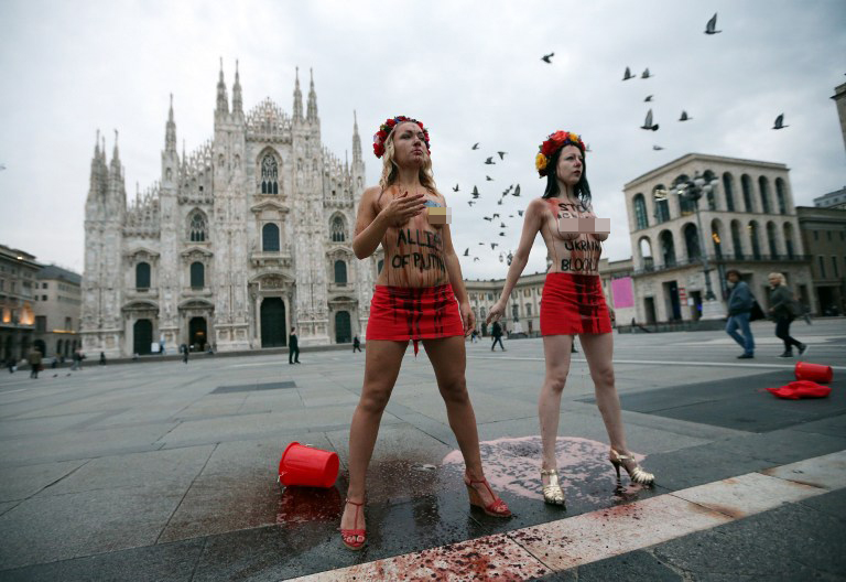 烏女權(quán)主義者半裸鬧場亞歐峰會 “潑血”抗議普京