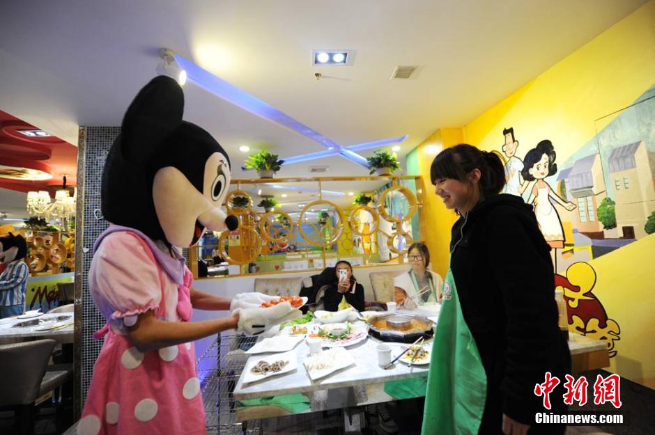 蘭州現(xiàn)動漫火鍋店 卡通人物“充當”服務員