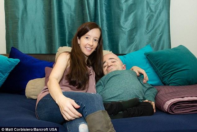 美國(guó)女子嫁給85厘米高患病丈夫 稱生活和諧 美國(guó)女子嫁給85厘米高患病丈夫 稱生活和諧