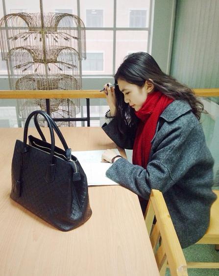 國戲?；ú排畬W(xué)霸 街拍秀修長美腿