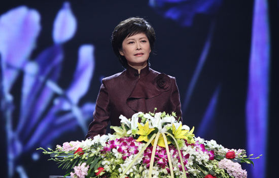 主持人敬一丹。