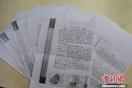 圖為當天公布的部分擺攤體驗日記。　張芹　攝