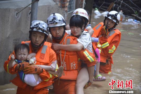 圖為漳平消防大隊涉水轉(zhuǎn)移被困群眾。