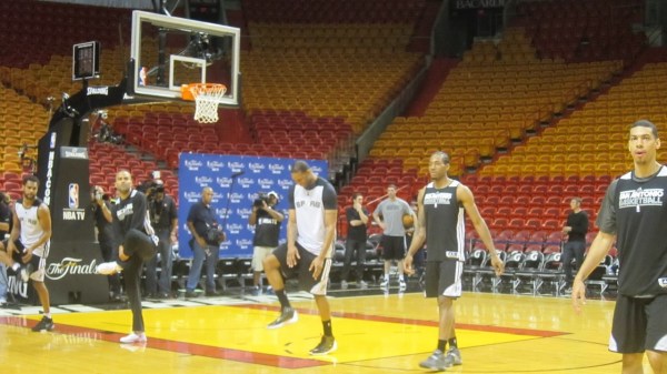 馬刺備戰(zhàn)對(duì)陣熱火的第一場(chǎng)總決賽比賽之前，麥蒂亮相訓(xùn)練場(chǎng)，受到媒體狂熱追捧，在馬刺球員中風(fēng)頭最勁，他也