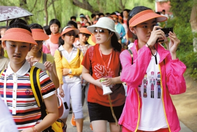 未名湖畔，游人紛紛拍照留念。