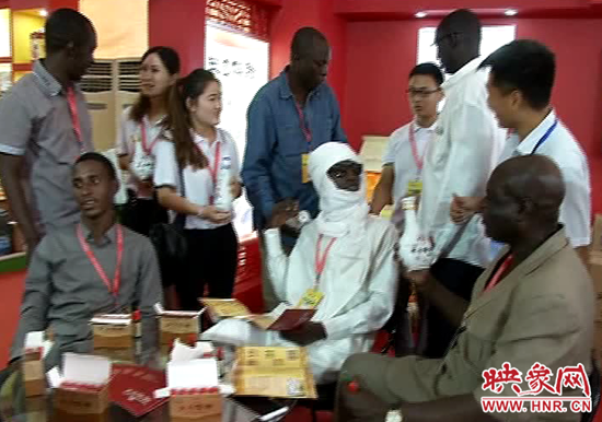 外國(guó)游人參觀品嘗王勿橋伏陳醋 外國(guó)游人參觀品嘗王勿橋伏陳醋