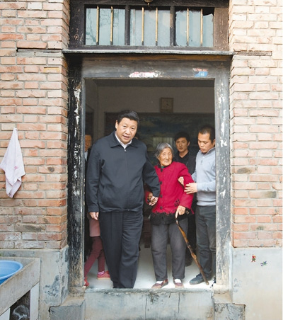 3月17日，習(xí)近平在東壩頭鄉(xiāng)張莊村看望85歲老人張景枝。